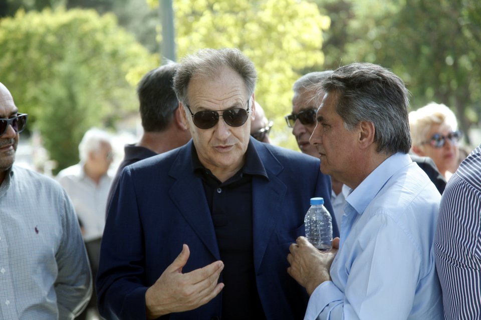 Πλήθος κόσμου στο τελευταίο «αντίο» στον Γιώργο Παναγιωτακόπουλο  [εικόνες] | iefimerida.gr 2