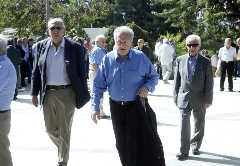 Πλήθος κόσμου στο τελευταίο «αντίο» στον Γιώργο Παναγιωτακόπουλο  [εικόνες] | iefimerida.gr 3