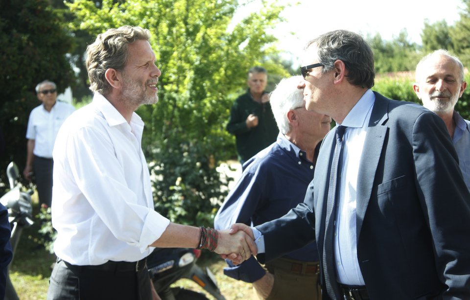 Πλήθος κόσμου στο τελευταίο «αντίο» στον Γιώργο Παναγιωτακόπουλο  [εικόνες] | iefimerida.gr 8