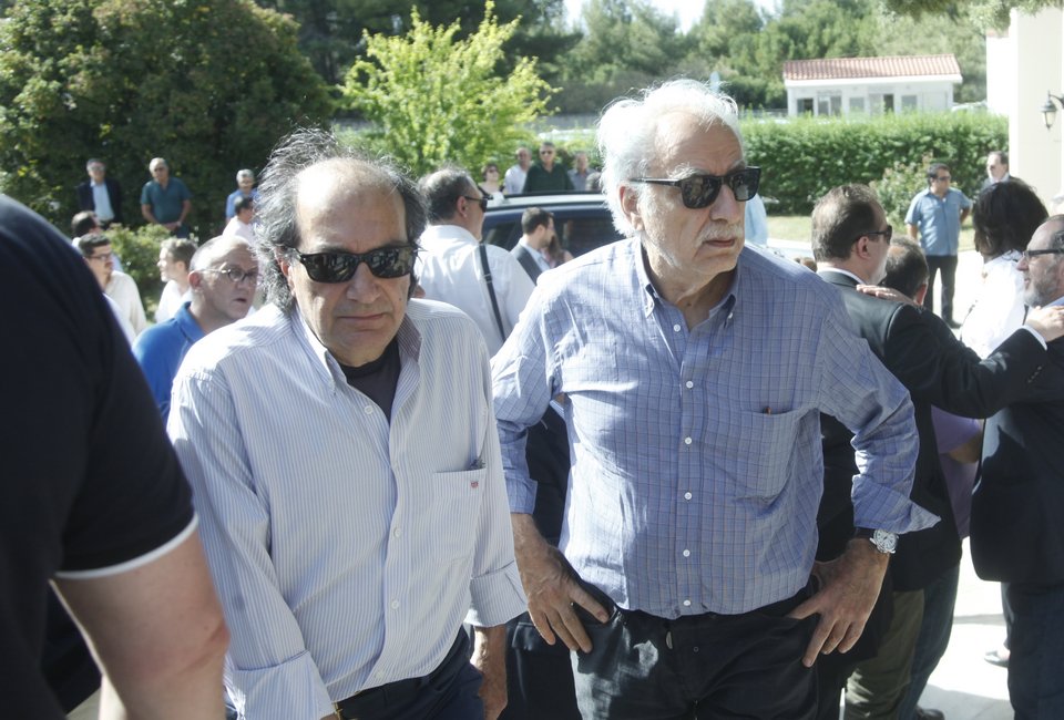 Πλήθος κόσμου στο τελευταίο «αντίο» στον Γιώργο Παναγιωτακόπουλο  [εικόνες] | iefimerida.gr 9