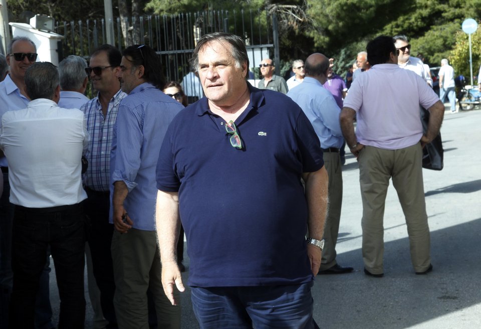 Πλήθος κόσμου στο τελευταίο «αντίο» στον Γιώργο Παναγιωτακόπουλο  [εικόνες] | iefimerida.gr 10