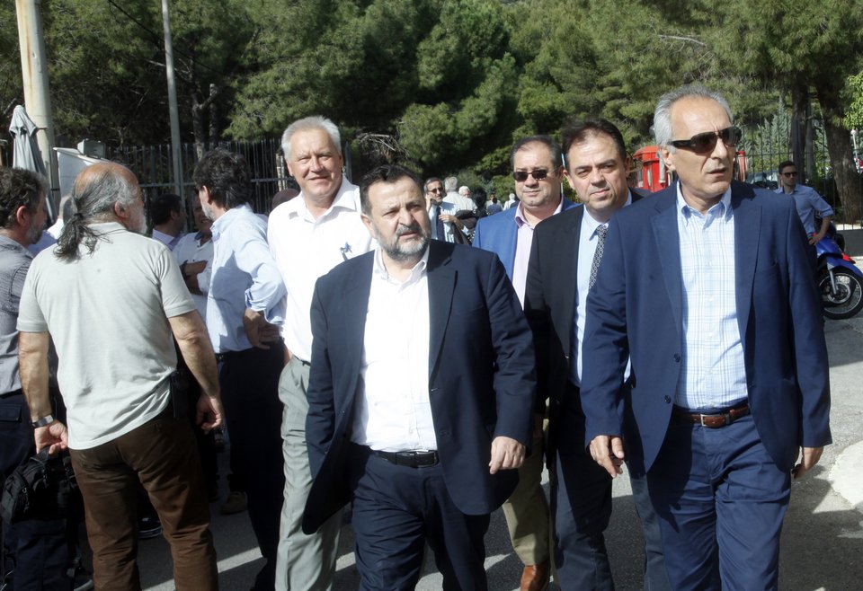 Πλήθος κόσμου στο τελευταίο «αντίο» στον Γιώργο Παναγιωτακόπουλο  [εικόνες] | iefimerida.gr 11