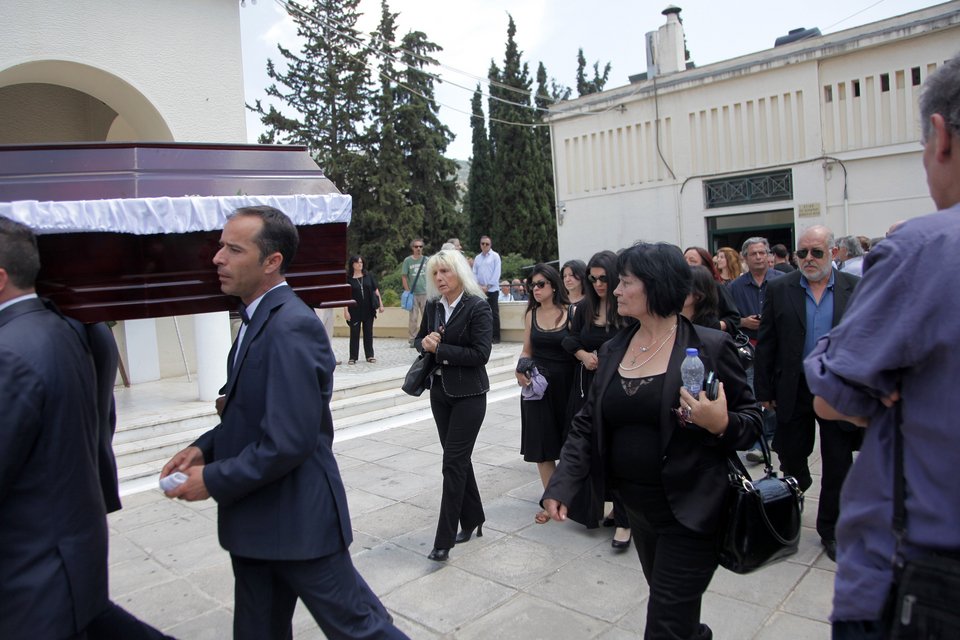 Το τελευταίο αντίο στον Νίκο Τριανταφυλλίδη -Συντετριμμένος ο Χάρρυ Κλυνν [εικόνες] | iefimerida.gr 1