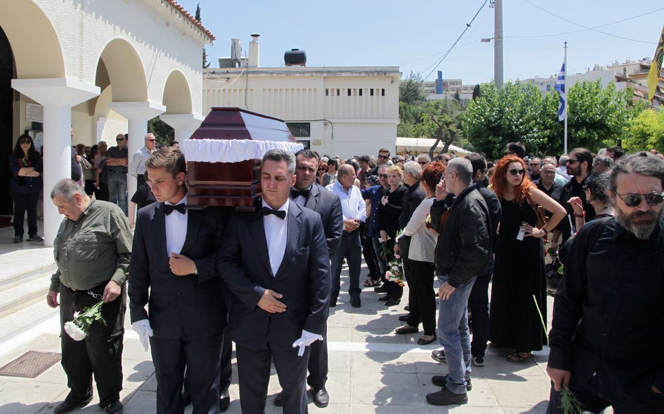 Το τελευταίο αντίο στον Νίκο Τριανταφυλλίδη -Συντετριμμένος ο Χάρρυ Κλυνν [εικόνες] | iefimerida.gr 5