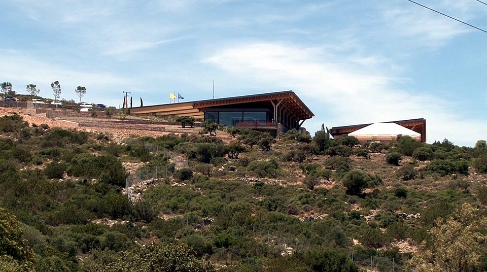 Ο Προκόπης Παυλόπουλος μαζεύει μαστίχα στη Χίο [εικόνες]  | iefimerida.gr 4