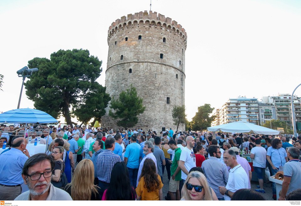 Συγκέντρωση των «Παραιτηθείτε» στο Λευκό Πύργο -Εβγαλαν «κόκκινη κάρτα» στην κυβέρνηση [εικόνες]  | iefimerida.gr 0