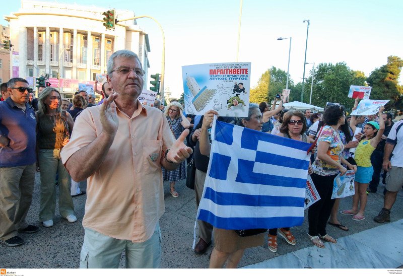 Συγκέντρωση των «Παραιτηθείτε» στο Λευκό Πύργο -Εβγαλαν «κόκκινη κάρτα» στην κυβέρνηση [εικόνες]  | iefimerida.gr 3