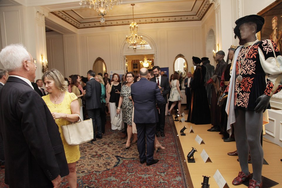 Ο Τζέρεμι Αϊρονς στην Αθήνα -Απήγγειλε Σαίξπηρ σε κήπο στην Αθήνα για τα γενέθλια της Ελισάβετ... [εικόνες] | iefimerida.gr 4