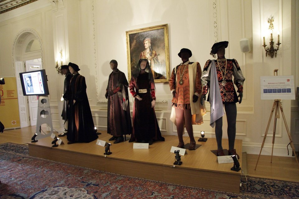 Ο Τζέρεμι Αϊρονς στην Αθήνα -Απήγγειλε Σαίξπηρ σε κήπο στην Αθήνα για τα γενέθλια της Ελισάβετ... [εικόνες] | iefimerida.gr 5