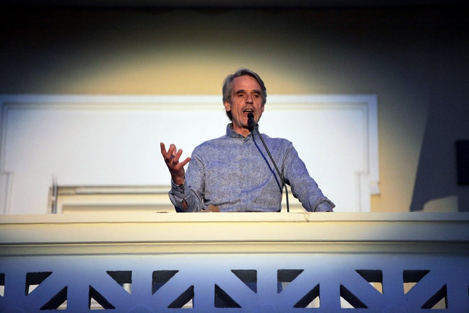 Ο Τζέρεμι Αϊρονς στην Αθήνα -Απήγγειλε Σαίξπηρ σε κήπο στην Αθήνα για τα γενέθλια της Ελισάβετ... [εικόνες] | iefimerida.gr 2