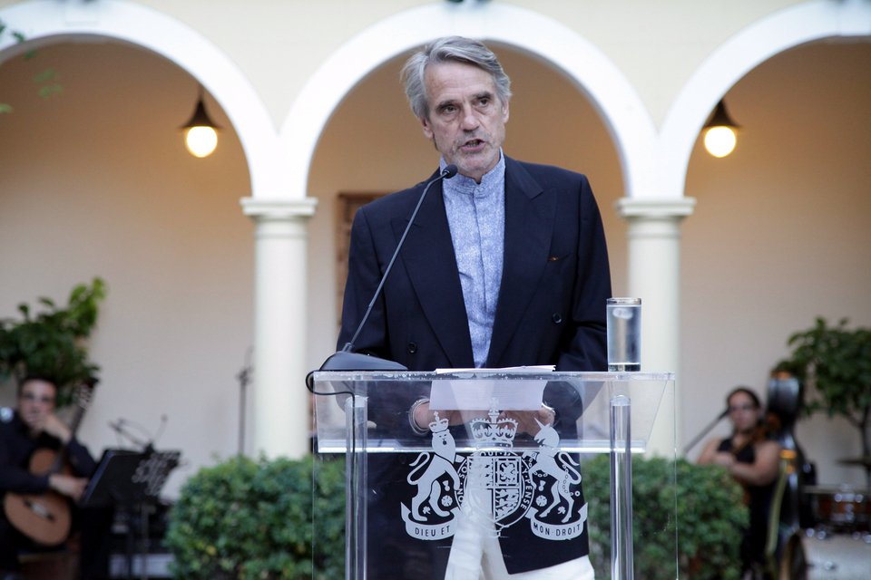 Ο Τζέρεμι Αϊρονς στην Αθήνα -Απήγγειλε Σαίξπηρ σε κήπο στην Αθήνα για τα γενέθλια της Ελισάβετ... [εικόνες] | iefimerida.gr 1