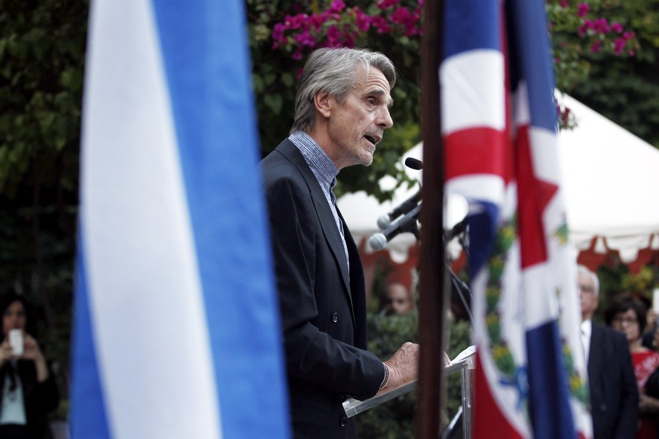 Ο Τζέρεμι Αϊρονς στην Αθήνα -Απήγγειλε Σαίξπηρ σε κήπο στην Αθήνα για τα γενέθλια της Ελισάβετ... [εικόνες] | iefimerida.gr 0