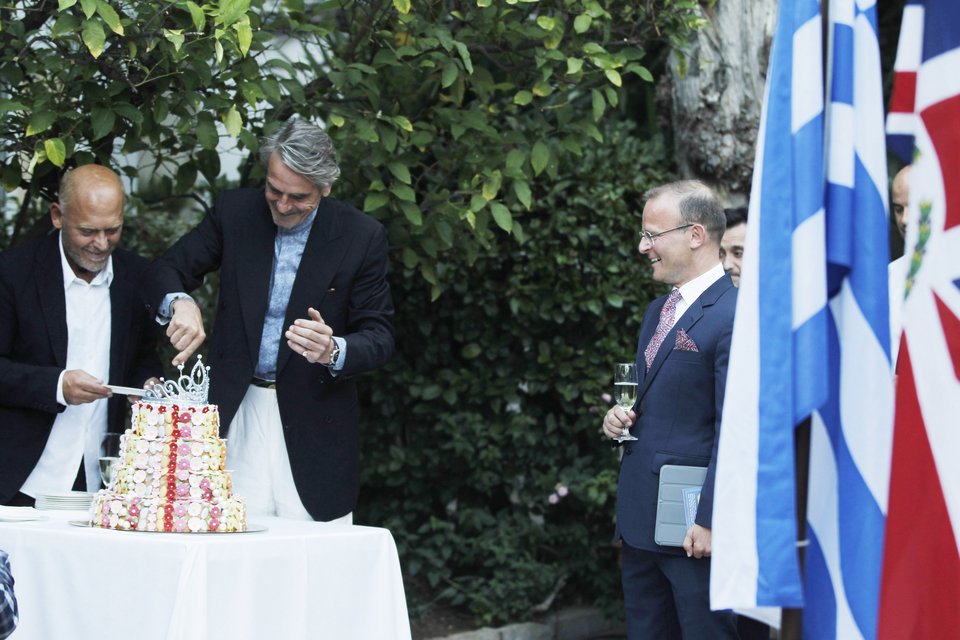 Ο Τζέρεμι Αϊρονς στην Αθήνα -Απήγγειλε Σαίξπηρ σε κήπο στην Αθήνα για τα γενέθλια της Ελισάβετ... [εικόνες] | iefimerida.gr 3