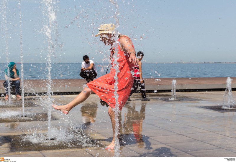 «Λιώνει» η Ελλάδα στους 38 βαθμούς -Στη Θεσσαλονίκη έπεσαν στα σιντριβάνια [εικόνες] | iefimerida.gr 4