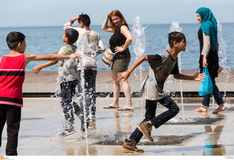 «Λιώνει» η Ελλάδα στους 38 βαθμούς -Στη Θεσσαλονίκη έπεσαν στα σιντριβάνια [εικόνες] | iefimerida.gr 3