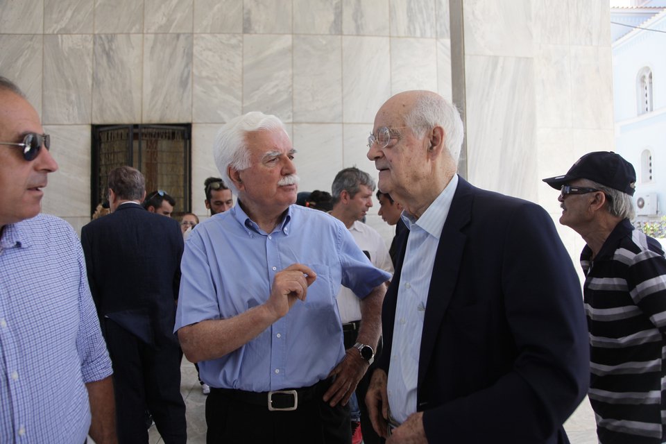 Το τρισάγιο του ΠΑΣΟΚ για τα 20 χρόνια από τον θάνατο του Παπανδρέου -Ξεχωριστό έκανε η Λιάνη [εικόνες]  | iefimerida.gr 8