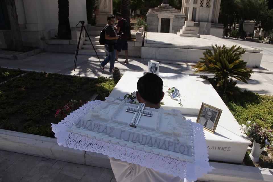 Το τρισάγιο του ΠΑΣΟΚ για τα 20 χρόνια από τον θάνατο του Παπανδρέου -Ξεχωριστό έκανε η Λιάνη [εικόνες]  | iefimerida.gr 3