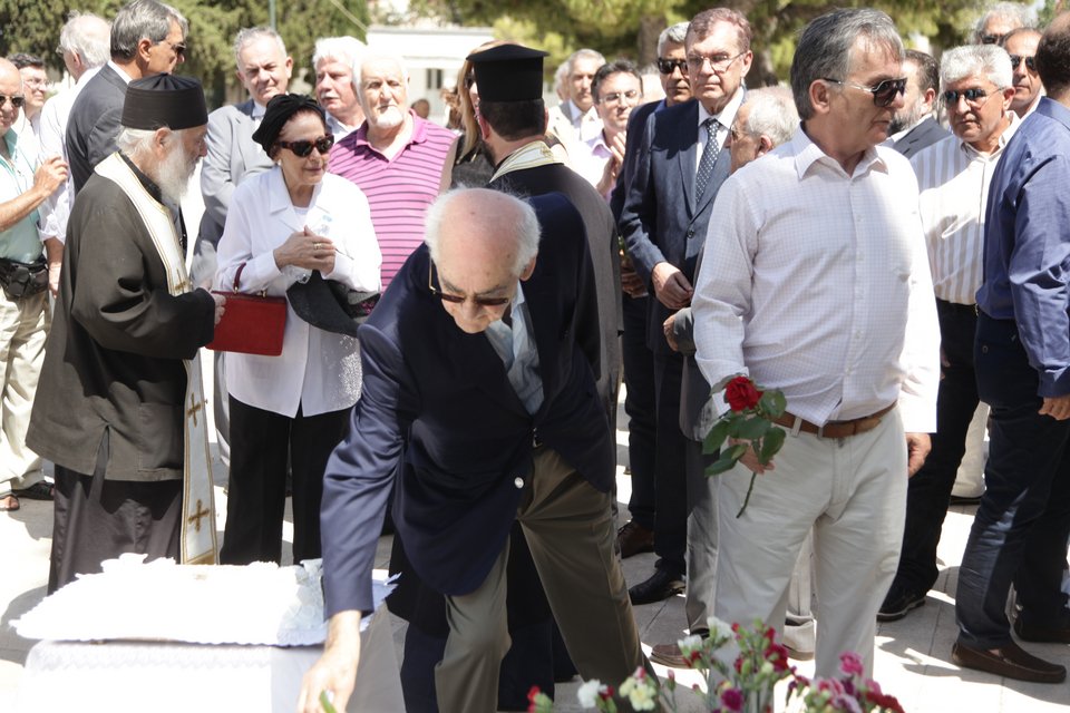 Το τρισάγιο του ΠΑΣΟΚ για τα 20 χρόνια από τον θάνατο του Παπανδρέου -Ξεχωριστό έκανε η Λιάνη [εικόνες]  | iefimerida.gr 5