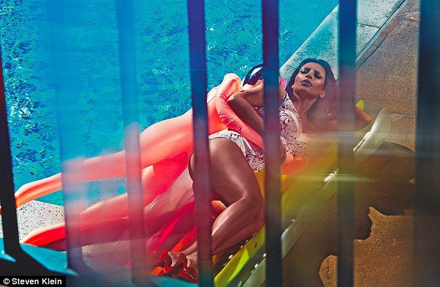 Τα πέταξε πάλι ΟΛΑ η Κιμ Καρντάσιαν: Ολόγυμνη ξανά [εικόνες]  | iefimerida.gr 0