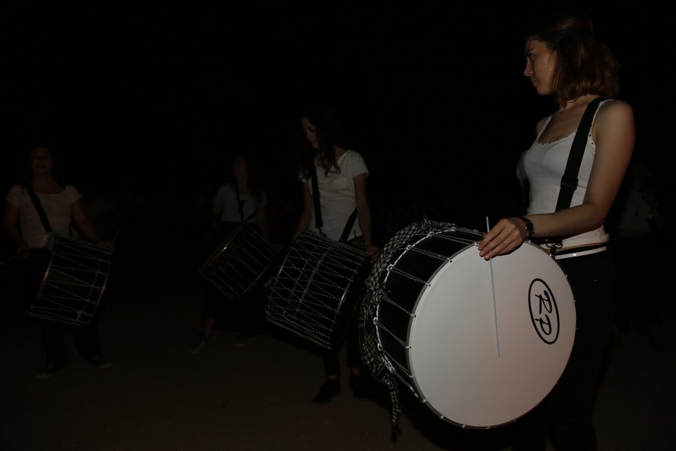 Αναβίωσε στις γειτονιές της Αθήνας το έθιμο του Αϊ Γιάννη του Κλήδονα [εικόνες] | iefimerida.gr 3