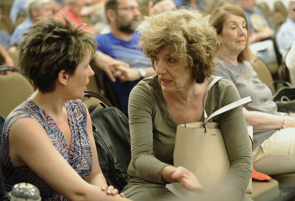 Ολες οι κάμερες πάνω στον Καρανίκα στην Κεντρική Επιτροπή -Πόζαρε σαν σταρ [εικόνες] | iefimerida.gr 7