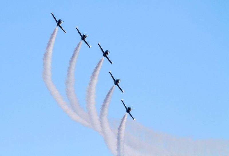 Εντυπωσιακοί ελιγμοί και θεαματικά «κόλπα» στους αιθέρες -Στο Air Show της Καβάλας [εικόνες] | iefimerida.gr 6