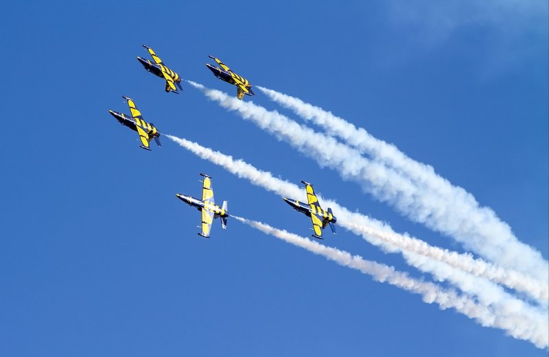 Εντυπωσιακοί ελιγμοί και θεαματικά «κόλπα» στους αιθέρες -Στο Air Show της Καβάλας [εικόνες] | iefimerida.gr 0