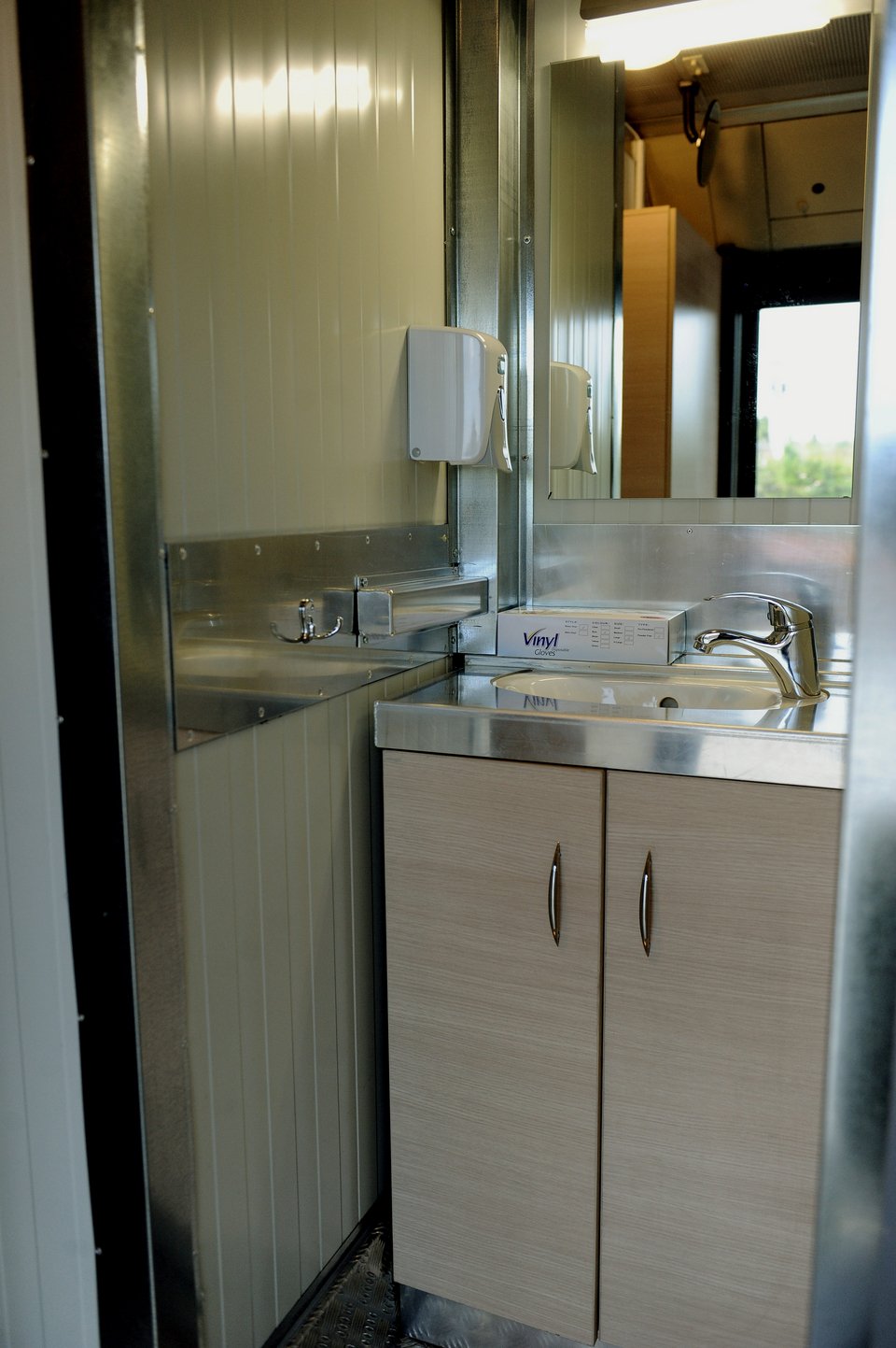 Στους δρόμους κινητή φροντίδα υγείας για αστέγους -Λεωφορείο εξοπλισμένο με μπάνιο και γιατρούς [εικόνες]  | iefimerida.gr 5