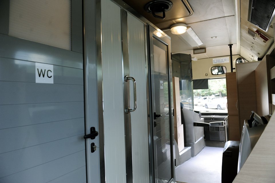 Στους δρόμους κινητή φροντίδα υγείας για αστέγους -Λεωφορείο εξοπλισμένο με μπάνιο και γιατρούς [εικόνες]  | iefimerida.gr 2