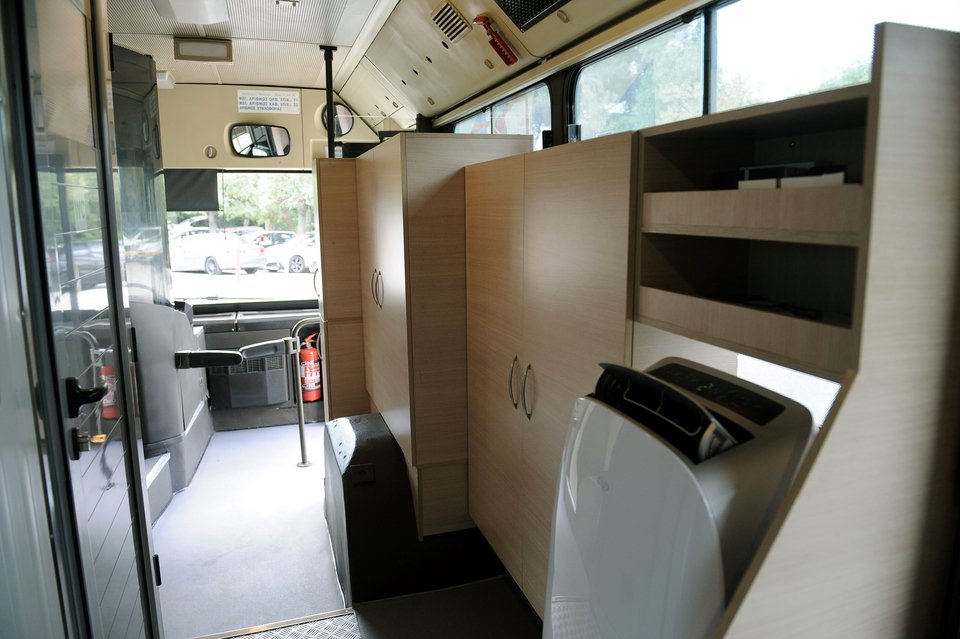 Στους δρόμους κινητή φροντίδα υγείας για αστέγους -Λεωφορείο εξοπλισμένο με μπάνιο και γιατρούς [εικόνες]  | iefimerida.gr 3