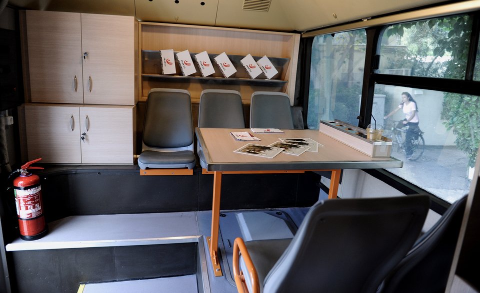 Στους δρόμους κινητή φροντίδα υγείας για αστέγους -Λεωφορείο εξοπλισμένο με μπάνιο και γιατρούς [εικόνες]  | iefimerida.gr 4