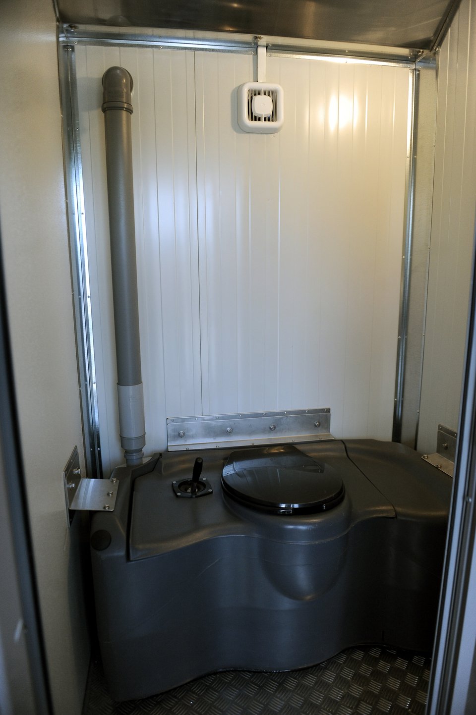 Στους δρόμους κινητή φροντίδα υγείας για αστέγους -Λεωφορείο εξοπλισμένο με μπάνιο και γιατρούς [εικόνες]  | iefimerida.gr 1