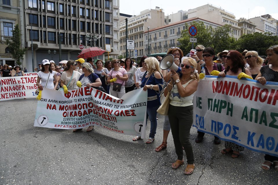 Συγκέντρωση διαμαρτυρίας έξω από το ΥΠΕΣ έκαναν οι σχολικές καθαρίστριες [εικόνες] | iefimerida.gr 7