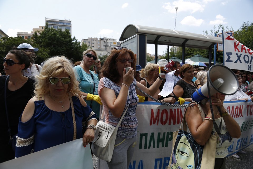 Συγκέντρωση διαμαρτυρίας έξω από το ΥΠΕΣ έκαναν οι σχολικές καθαρίστριες [εικόνες] | iefimerida.gr 3