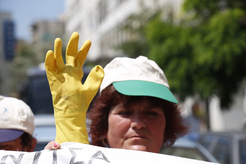 Συγκέντρωση διαμαρτυρίας έξω από το ΥΠΕΣ έκαναν οι σχολικές καθαρίστριες [εικόνες] | iefimerida.gr 2