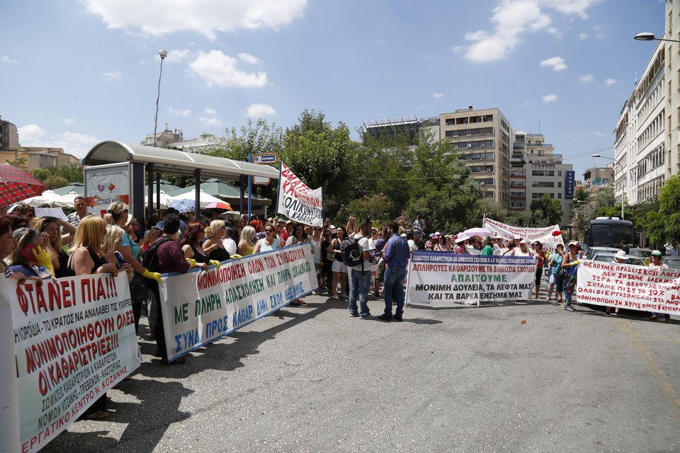 Συγκέντρωση διαμαρτυρίας έξω από το ΥΠΕΣ έκαναν οι σχολικές καθαρίστριες [εικόνες] | iefimerida.gr 1