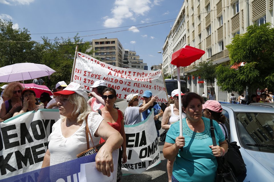 Συγκέντρωση διαμαρτυρίας έξω από το ΥΠΕΣ έκαναν οι σχολικές καθαρίστριες [εικόνες] | iefimerida.gr 4