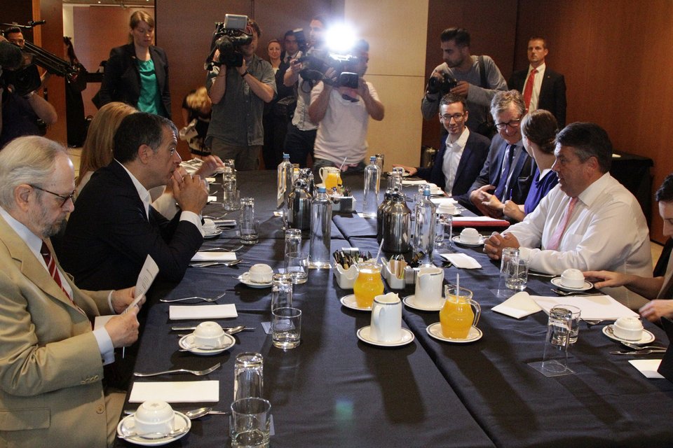 «Πρωινό εργασίας»  Γκάμπριελ σε Θεοδωράκη -Τι είπαν οι δύο άνδρες [εικόνες] | iefimerida.gr 2