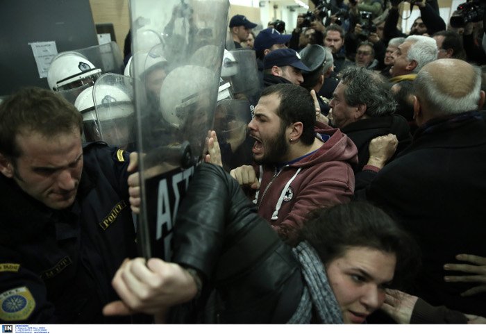 Διπλή έρευνα της Εισαγγελίας για το ξύλο & τα χημικά στο Ειρηνοδικείο -Στο μικροσκόπιο ΜΑΤ και διαδηλωτές | iefimerida.gr 8