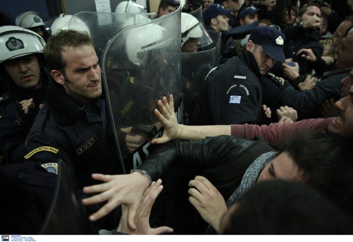 Διπλή έρευνα της Εισαγγελίας για το ξύλο & τα χημικά στο Ειρηνοδικείο -Στο μικροσκόπιο ΜΑΤ και διαδηλωτές | iefimerida.gr 12