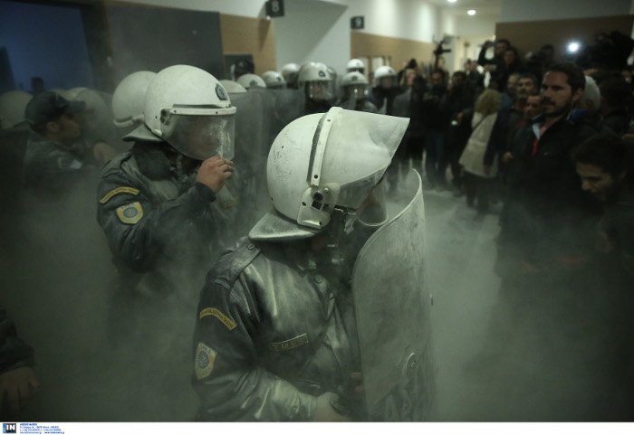 Διπλή έρευνα της Εισαγγελίας για το ξύλο & τα χημικά στο Ειρηνοδικείο -Στο μικροσκόπιο ΜΑΤ και διαδηλωτές | iefimerida.gr 2