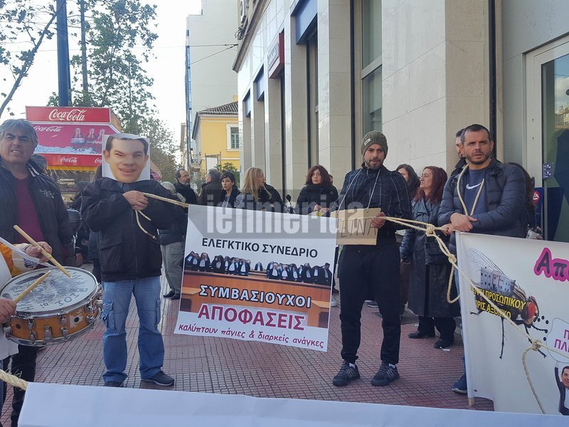 Πορεία ΠΟΕΔΗΝ στο υπ. Υγείας: Ντυμένοι... Τσίπρας και με πανό τον Πολάκη ως Πόντιο Πιλάτο [εικόνες & βίντεο] | iefimerida.gr 0