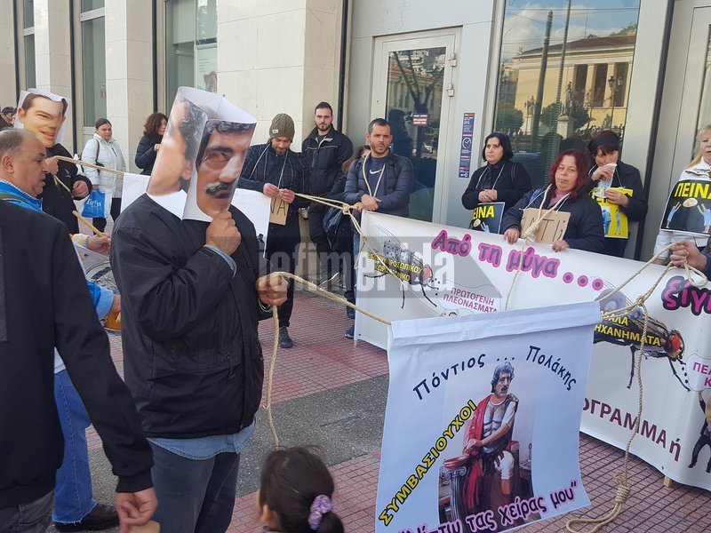 Πορεία ΠΟΕΔΗΝ στο υπ. Υγείας: Ντυμένοι... Τσίπρας και με πανό τον Πολάκη ως Πόντιο Πιλάτο [εικόνες & βίντεο] | iefimerida.gr 2