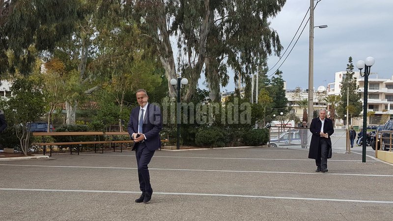 Πλήθος κόσμου και πολλοί πολιτικοί στην κηδεία του Βασίλη Μπεσκένη [εικόνες] | iefimerida.gr 26