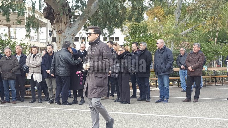 Πλήθος κόσμου και πολλοί πολιτικοί στην κηδεία του Βασίλη Μπεσκένη [εικόνες] | iefimerida.gr 12
