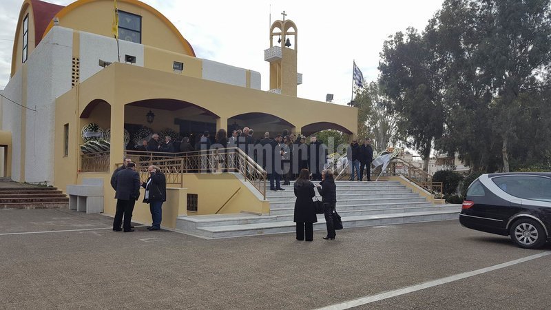 Πλήθος κόσμου και πολλοί πολιτικοί στην κηδεία του Βασίλη Μπεσκένη [εικόνες] | iefimerida.gr 24