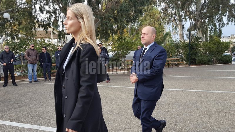 Πλήθος κόσμου και πολλοί πολιτικοί στην κηδεία του Βασίλη Μπεσκένη [εικόνες] | iefimerida.gr 18