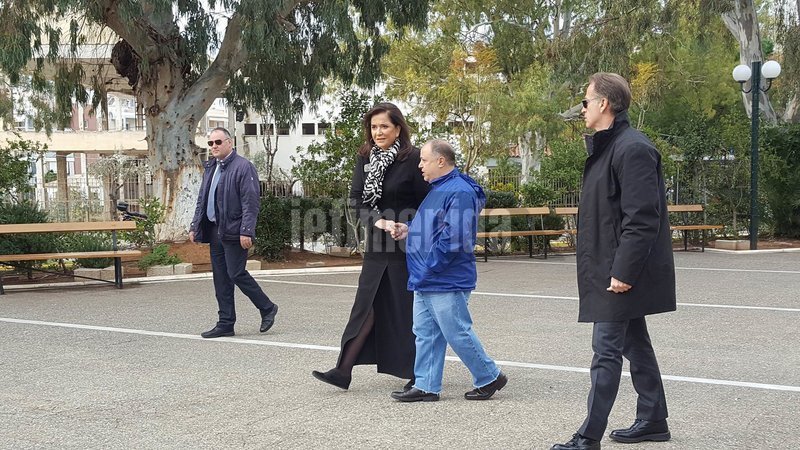 Πλήθος κόσμου και πολλοί πολιτικοί στην κηδεία του Βασίλη Μπεσκένη [εικόνες] | iefimerida.gr 25