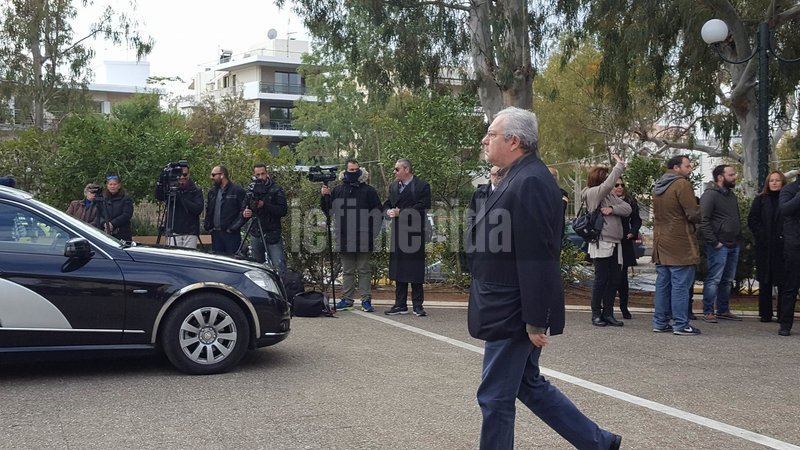 Πλήθος κόσμου και πολλοί πολιτικοί στην κηδεία του Βασίλη Μπεσκένη [εικόνες] | iefimerida.gr 20