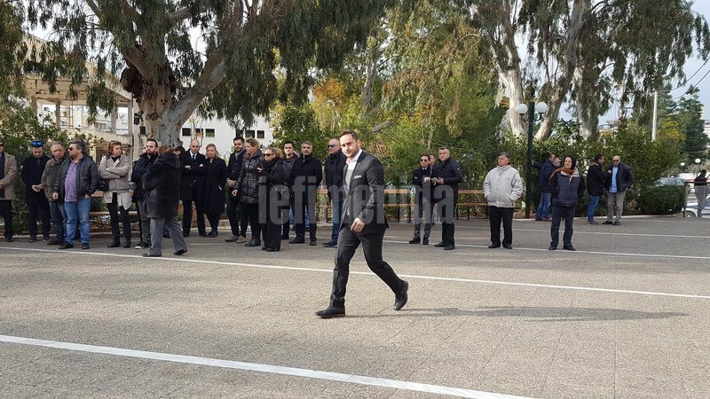 Πλήθος κόσμου και πολλοί πολιτικοί στην κηδεία του Βασίλη Μπεσκένη [εικόνες] | iefimerida.gr 23